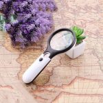 Double lens high definition magnifying glass, equipped with 3 LED lights, handheld racket design, specially designed for the elderly to read, clear vision worry-free reading!